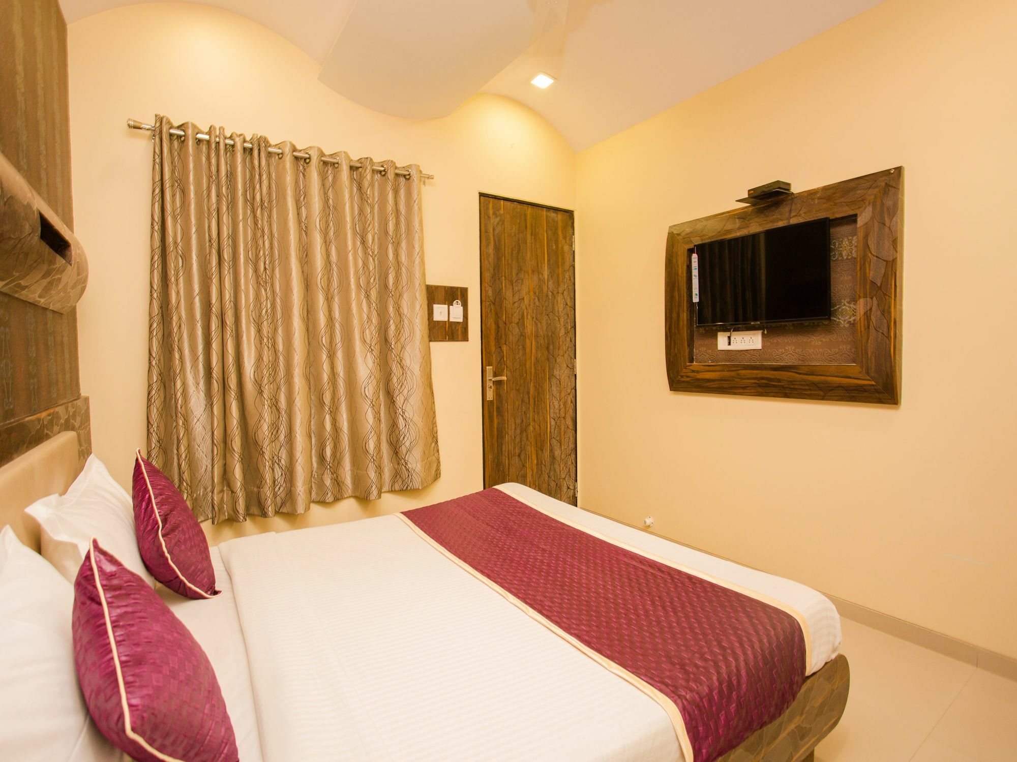 Hotel Adore Palace Mumbai Exterior photo